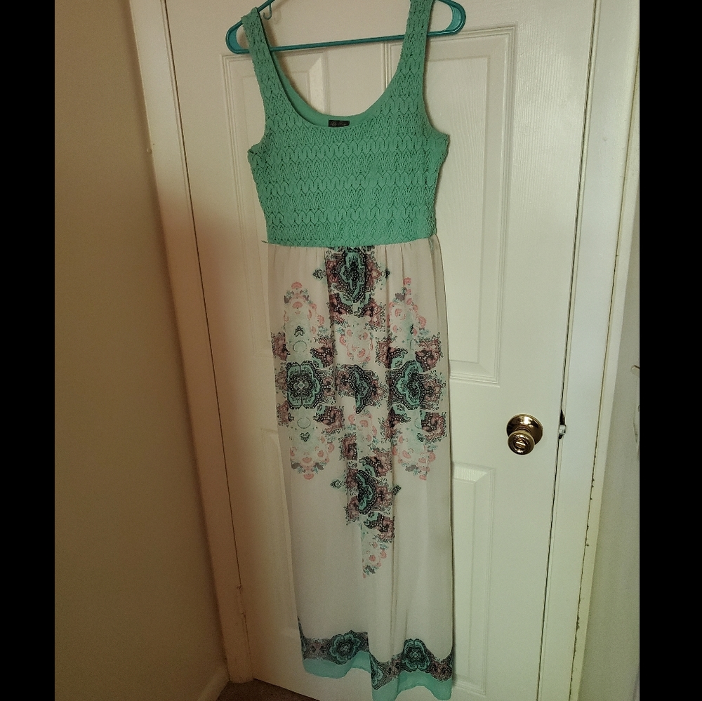 Lily Rose Maxi Dress size M